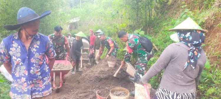 Danramil 06 Kalibening bersama warga melaksanakan pendampingan kegiatan pembuatan Jalan Usaha Tani