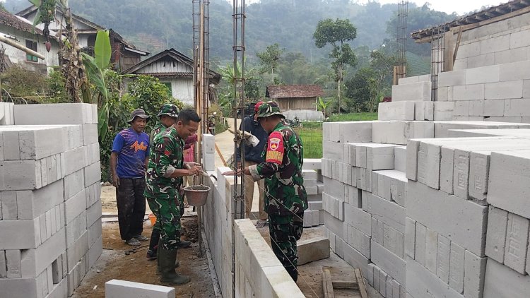 Babinsa Koramil 16 Pejawaran Bantu Pembangunan Rumah Tidak Layak Huni