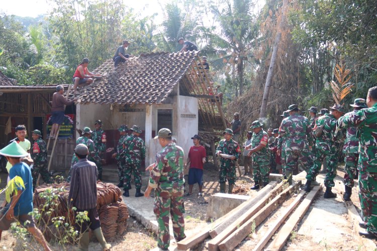 Karya Bakti Kodim 0704 Banjarnegara Rehab MCK dan Tempat Wudu Mushola Al Ma’arif