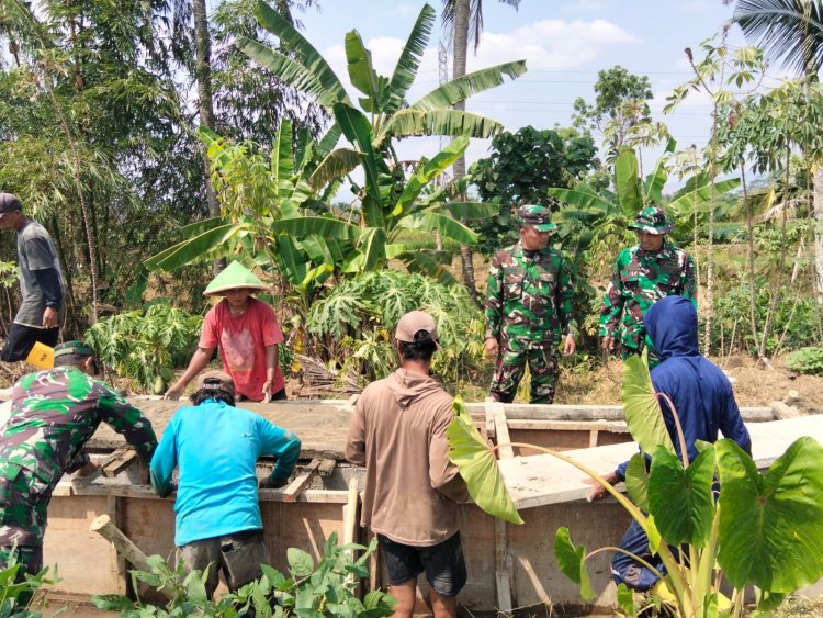 Hadapi Musim Kemarau Babinsa Koramil 15 Rakit dan Petani Adipasir Perbaiki Saluran Irigasi