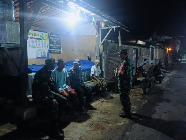  Babinsa Koramil 07 Mandiraja Patroli Siskamling Bersama Warga Cegah Gangguan Kamtibmas