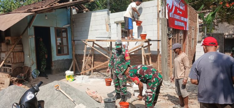 Babinsa Koramil 01 Banjarnegara Bantu Renovasi Rumah Tidak Layak Huni