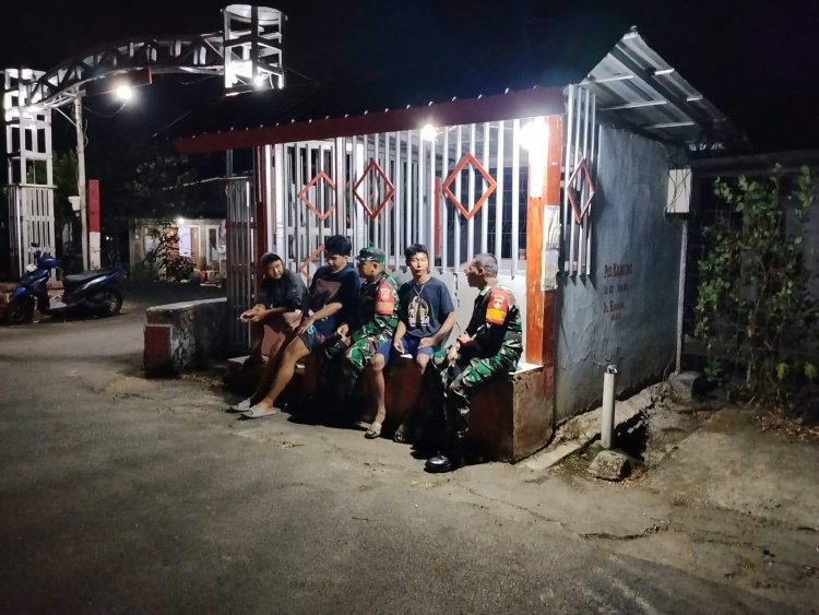 Membaur Bersama Masyarakat Babinsa Laksanakan Patroli Siskamling Guna Ciptakan Keamanan Lingkungan