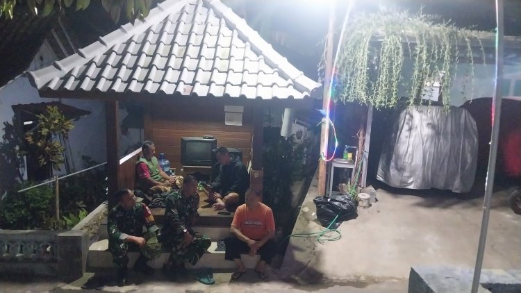 Babinsa Koramil 12 Sigaluh Patroli Siskamling Bersama Warga Cegah Gangguan Kamtibmas