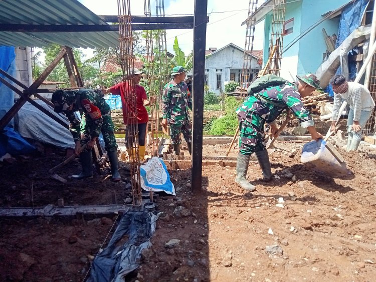 Danramil 06 Kalibening bersama warga melaksanakan pendampingan kegiatan Rehabilitasi Rumah Tidak Layak Huni