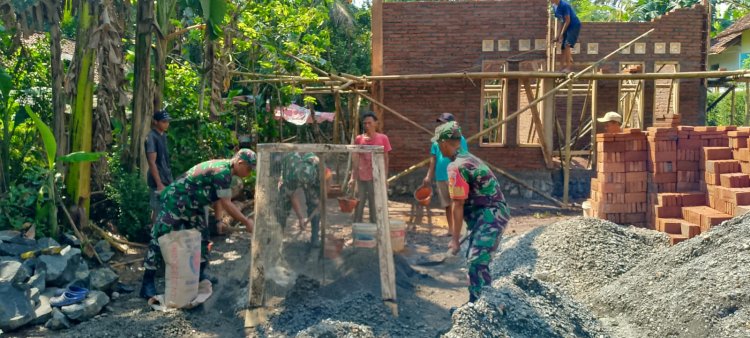 Semangat Bantu Kesulitan Rakyat Danramil Beserta Anggota Koramil 08/Purwonegora Laksanakan Pembangunan RTLH