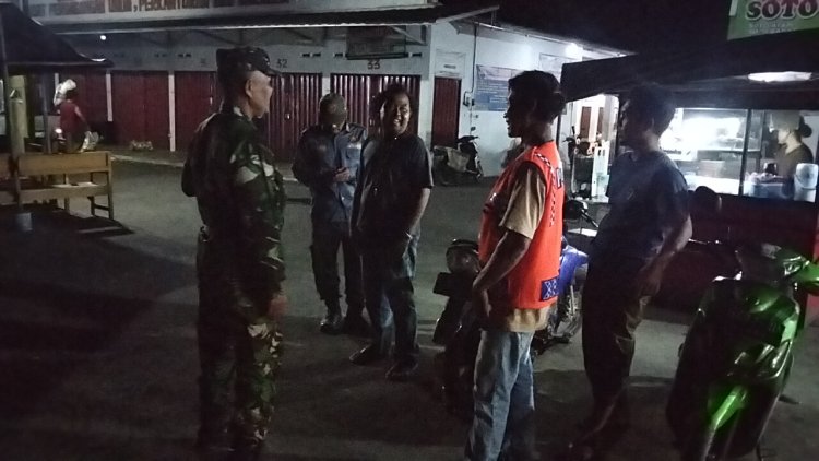 Patroli Malam Babinsa Koramil 15 Rakit dan Linmas Jaga Kondusifitas Wilayah