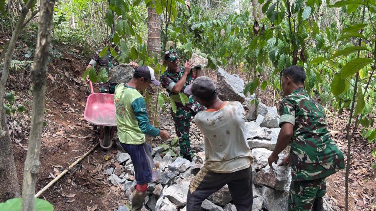 Babinsa Koramil 10/Bawang Bantu Pembangunan Reservoir Pamsimas Demi Kebutuhan Air Bersih