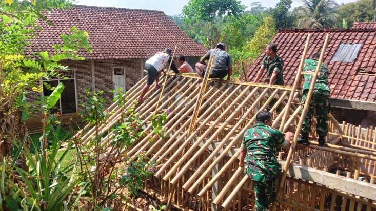 Gotong Royong Penuh Semangat, Koramil 11/Punggelan Bersama Warga RTLH Milik Bapak Karso