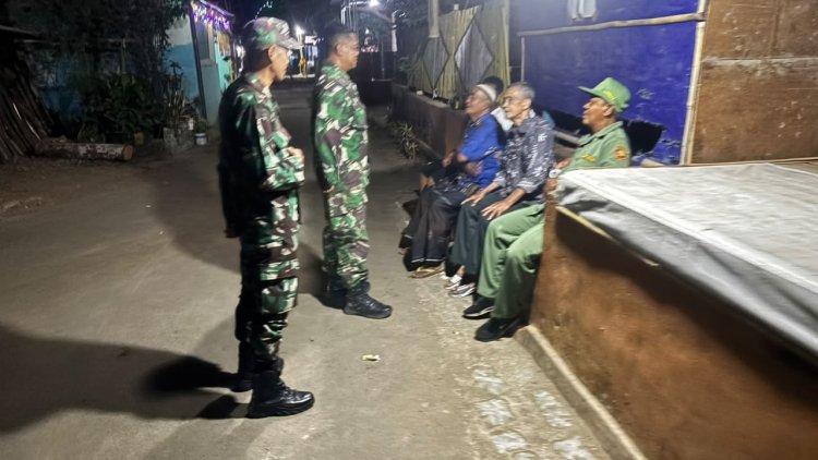 Babinsa Koramil 02/Klampok Bersama Satuan Linmas Dan Warga Masyarakat Siskamling