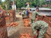 Danramil 06/kalibening bersama warga melaksanakan pendampingan kegiatan Rehabilitasi Rumah Tidak Layak Huni 