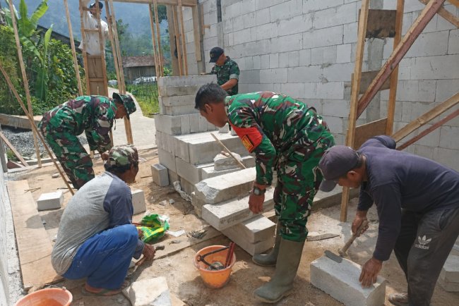Babinsa Koramil 16/Pejawaran Bantu Pembangunan Rumah Tidak Layak Huni
