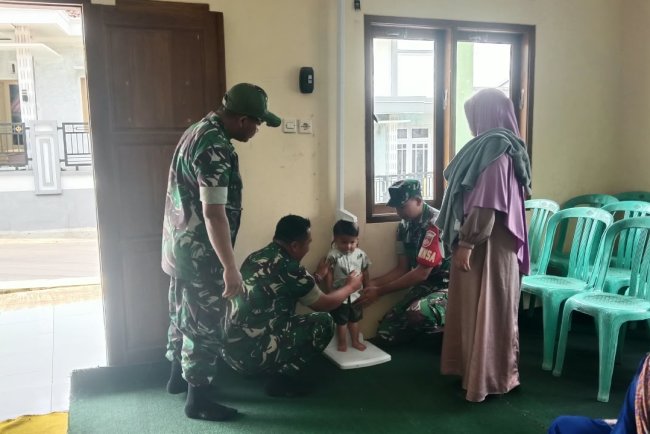 Babinsa Koramil 18 Pagentan Dampingi Kegiatan Posyandu Margo Mulyo 1, Wujud Kepedulian TNI terhadap Kesehatan Balita