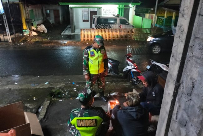 Babinsa Koramil 05/Batur Bersama Warga Tingkatkan Kamtibmas Melalui Patroli malam di Desa Batur