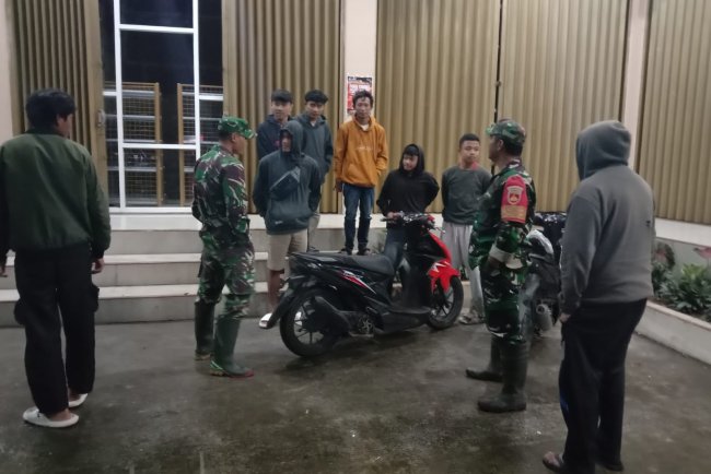 Ciptakan suasana Aman Babinsa patroli di wilayah Koramil 06/Kalibening