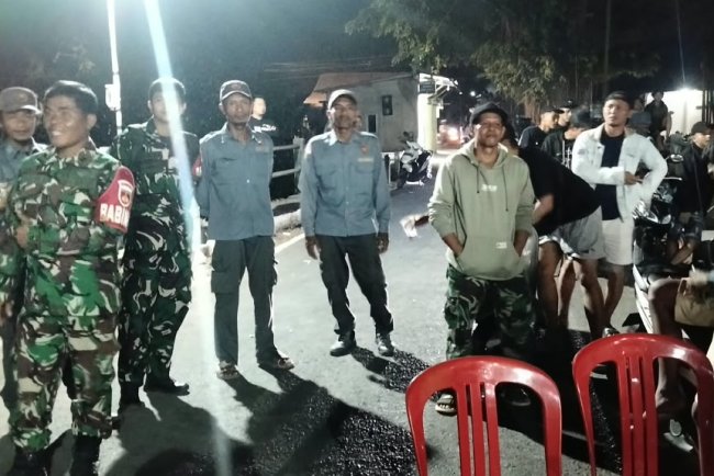 Guna Terciptanya suasana Aman Babinsa patroli bersama Linmas desa Panggisari