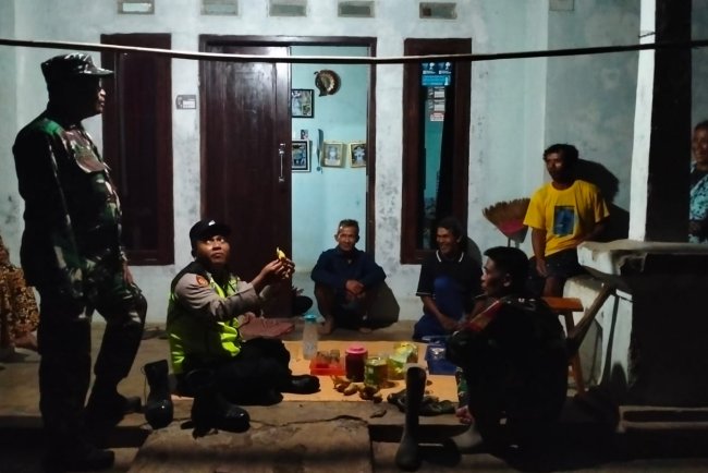 Patroli Siskamling, Babinsa Susukan Pastikan Lingkungan Warga Aman