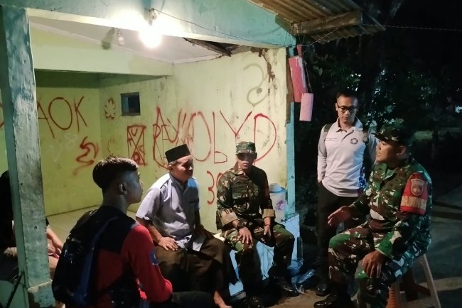 Pastikan Lingkungan Warga Aman Babinsa Laksanakan Patroli Siskamling