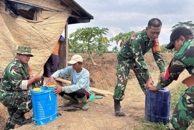 Babinsa Serka Supriyanto Dampingi Petani dan Berikan Penjelasan Pencampuran Herbisida yang Tepat