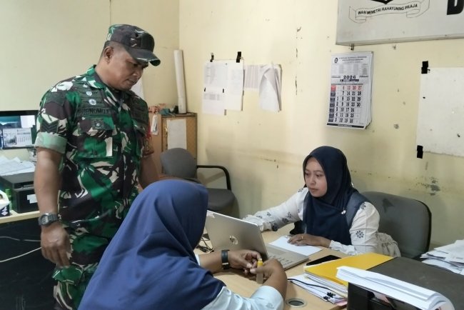 Babinsa Karangkobar Dampingi Warga Desa Karanggondang Urus Akta Kelahiran