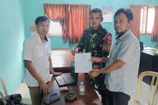Babinsa Koramil 11 Punggelan Dampingi Pembuatan Akta Kelahiran Warga Desa Karangsari