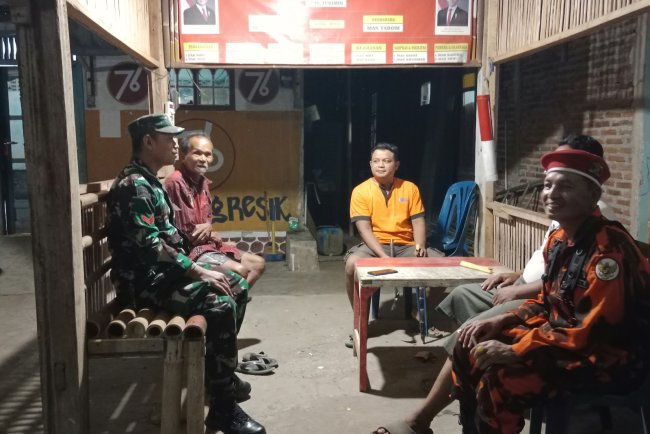 Perkuat Keamanan Lingkungan, Babinsa Koramil 15/Rakit Patroli Malam Bersama Pemuda Pancasila