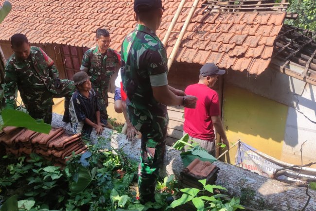 Koramil 11/Punggelan Bersama Warga Gotong Royong Bedah Rumah Bapak Hendi di Jembangan