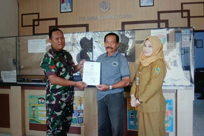 Babinsa Koramil 01/Banjarnegara Laksanakan Pendampingan Pembuatan Akta Kelahiran