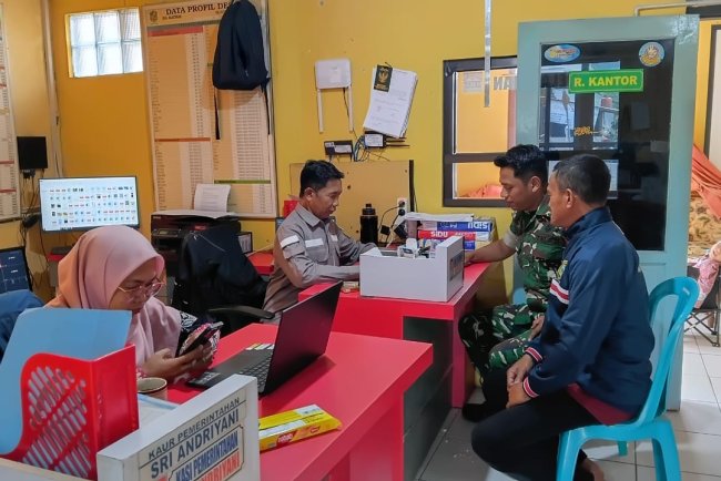 Peduli Administrasi Kependudukan, Babinsa Kalibening Dampingi Warga Urus Akta Kelahiran