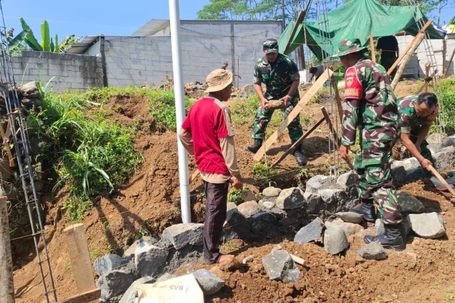 Gotong Royong Danramil Dan Babinsa Bantu Pembuatan Pondasi  Rumah Milik Warga