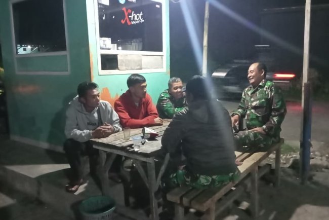 Keamanan Lingkungan Babinsa Koramil 17/Wanayasa melaksanakan Patroli Malam