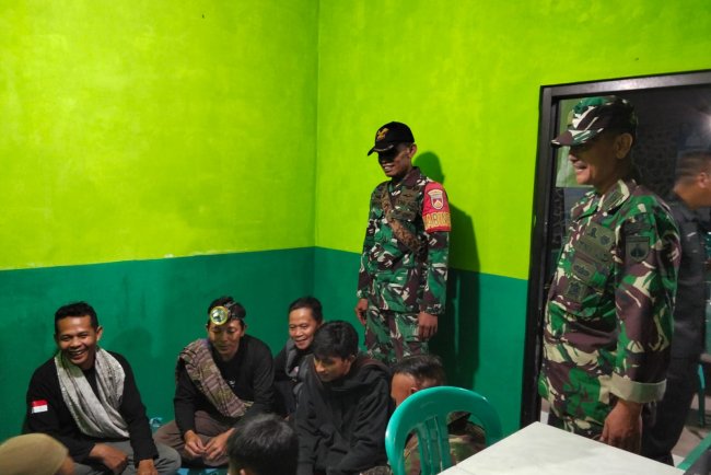 PASTIKAN WILAYAH AMAN, DANRAMIL DAN BABINSA LAKSANAKAN PATROLI SISKAMLING