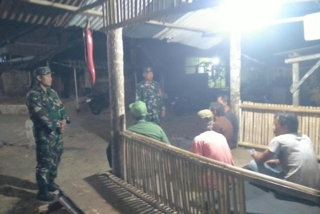 BABINSA KORAMIL 02/KLAMPOK BERSAMA SATUAN LINMAS DAN WARGA MASYARAKAT DALAM KEGIATAN SISKAMLING