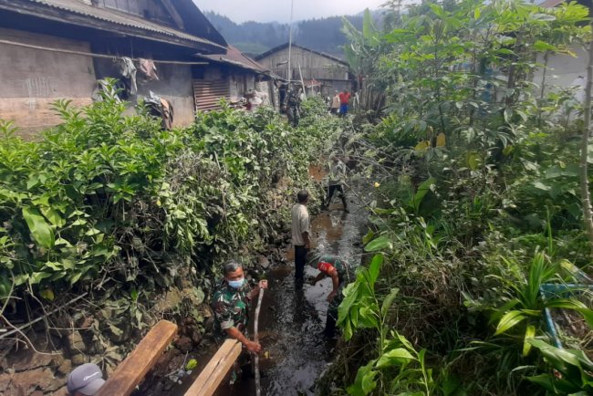 Danramil 17/Wanayasa Turut Serta Melaksanakan Kerja Bhakti Pembersihan Sungai di Desa Binaan