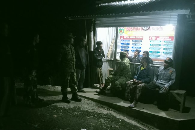 Jaga Keamanan Lingkungan Babinsa Koramil 04 Karangkobar Melaksanakan Patroli Siskamling Bersama Linmas Dan Warga