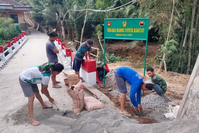 Pemasangan Plang “Negara Hadir untuk Rakyat” Warnai Pembangunan Jembatan Garuda di Paweden