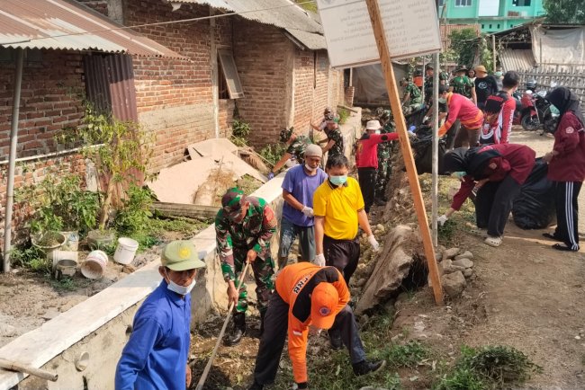 Koramil 02/Klampok Bersama Warga Bersihkan Saluran Irigasi