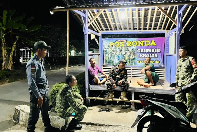Tingkatkan Lingkungan Aman, Babinsa Patroli Rutin Bersama Anggota Linmas dan Banser