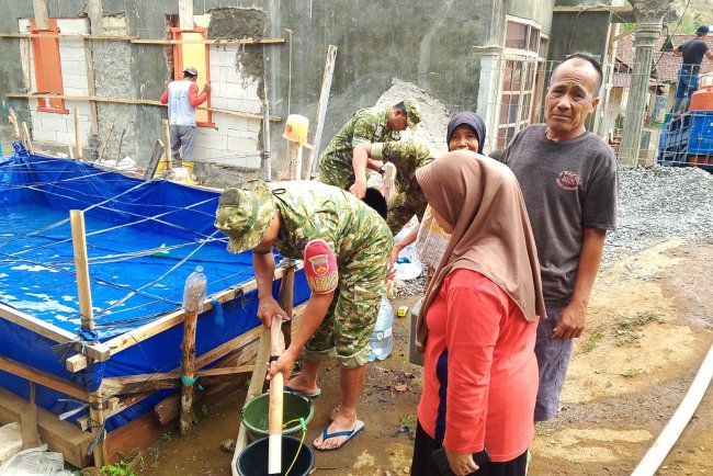 Babinsa Koramil 04/Karangkobar Bersama Relawan Melaksanakan Distribusi Bantuan Air Bersih Kepada Warga