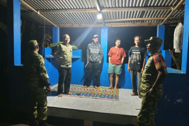 Serka Suyadi Risman Bersama Anggota Lettu Infanteri Eka Purwanta Laksanakan Patroli Siskamling di Desa Pucang
