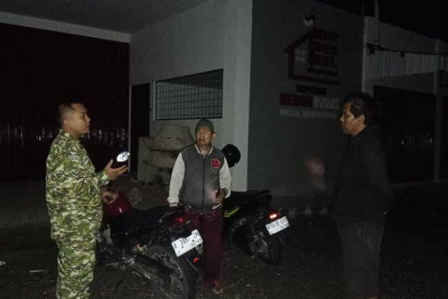 Pastikan lingkungan dan Fasilitas di wilayah aman, Babinsa laksanakan patroli di Desa Binaan