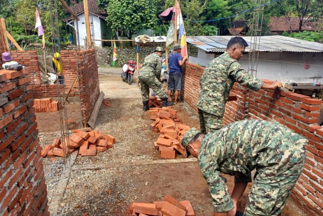 Danramil 06/kalibening bersama warga melaksanakan pendampingan kegiatan Rehabilitasi Rumah Tidak Layak Huni 
