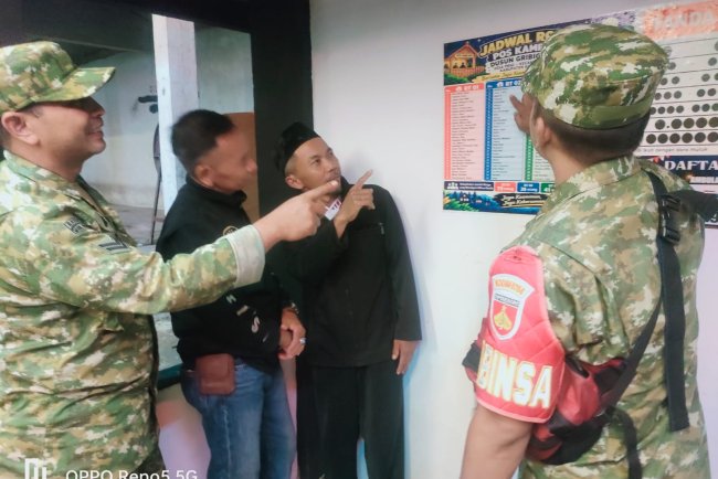 Patroli Siskamling Babinsa Koramil 12 Sigaluh Pastikan Lingkungan Warga Aman