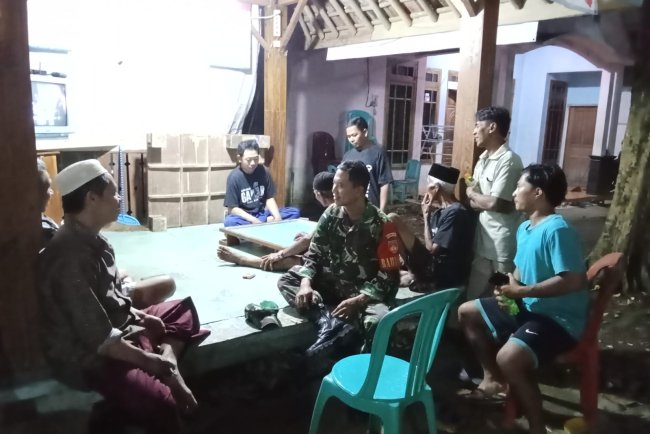 Babinsa Laksanakan Patroli Sambang Kamling Di Wilayah Binaan