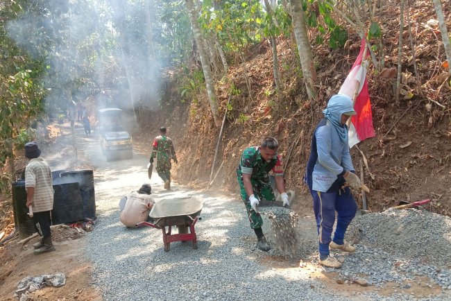 Progres Pengaspalan Jalan TMMD Sengkuyung Tahap IV di Desa Kecepit Capai 60 Persen