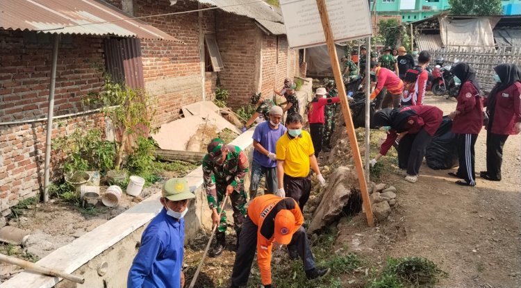 Koramil 02/Klampok Bersama Warga Bersihkan Saluran Irigasi