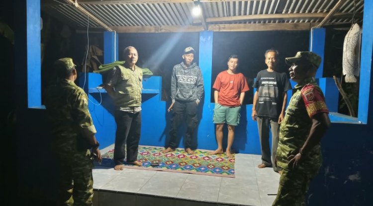 Serka Suyadi Risman Bersama Anggota Lettu Infanteri Eka Purwanta Laksanakan Patroli Siskamling di Desa Pucang