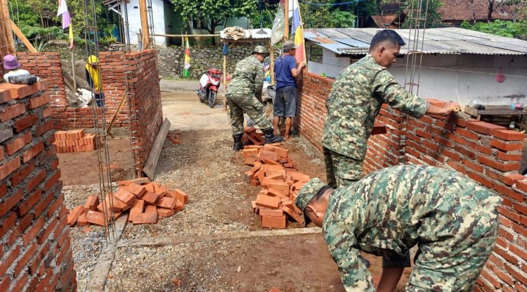 Danramil 06/kalibening bersama warga melaksanakan pendampingan kegiatan Rehabilitasi Rumah Tidak Layak Huni 