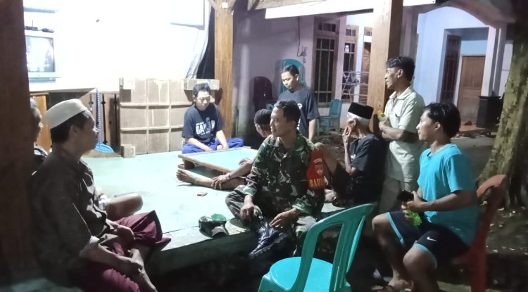 Babinsa Laksanakan Patroli Sambang Kamling Di Wilayah Binaan