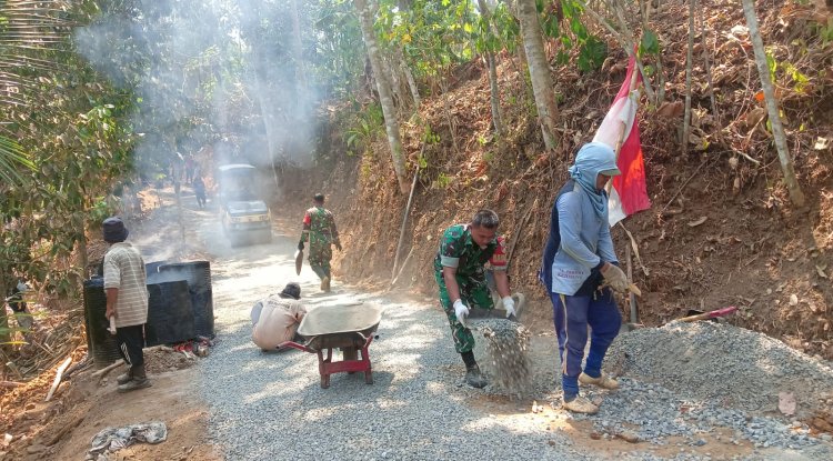 Progres Pengaspalan Jalan TMMD Sengkuyung Tahap IV di Desa Kecepit Capai 60 Persen
